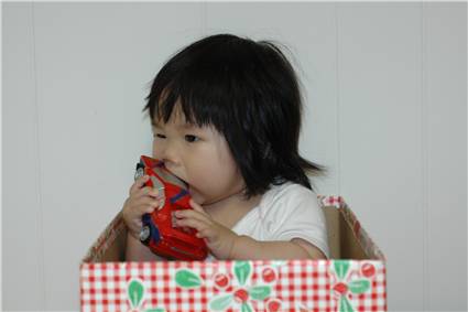 Felicia in the paper box and play with red car